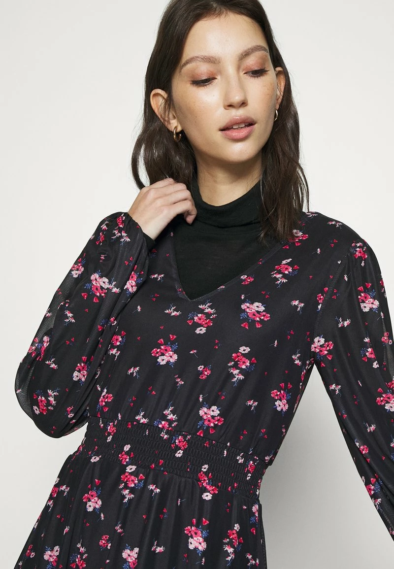 Even&Odd CINTERED V NECK ALL OVER MESH MINI VOLANT DRESS - Freizeitkleid - Black/red | Damen 6 Even&Odd CINTERED V NECK ALL OVER MESH MINI VOLANT DRESS - Freizeitkleid - Black/red | Damen – Bild 4