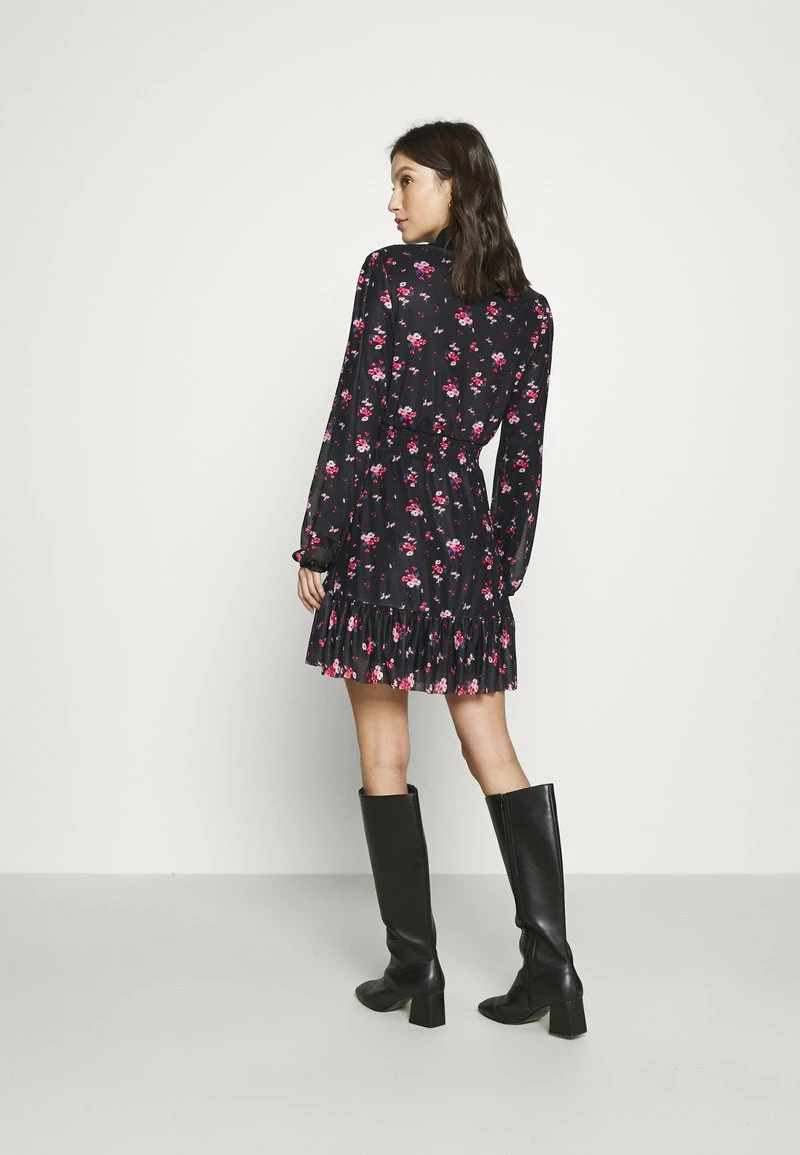 Even&Odd CINTERED V NECK ALL OVER MESH MINI VOLANT DRESS - Freizeitkleid - Black/red | Damen 5 Even&Odd CINTERED V NECK ALL OVER MESH MINI VOLANT DRESS - Freizeitkleid - Black/red | Damen – Bild 3