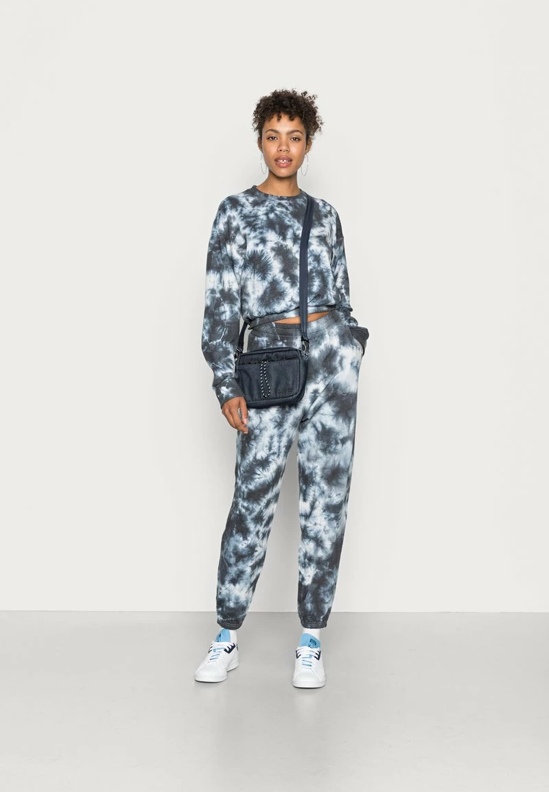 Even&Odd Damen SET - CROPPED SWEAT & JOGGER IN TIE DYE - Sweatshirt - Grey 4 Even&Odd Damen SET - CROPPED SWEAT & JOGGER IN TIE DYE - Sweatshirt - Grey – Bild 2